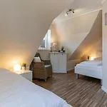 Casa de Férias Reetdachhaus Duenengras Spo Reetdachhaus Duenengras Spo